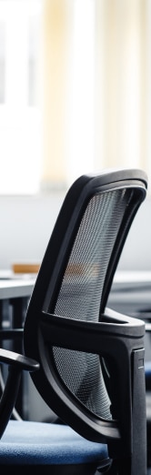 Bureau lumineux et contemporain équipé de meubles design, incluant des chaises ergonomiques et des tables blanches fonctionnelles, dans un environnement professionnel élégant.

