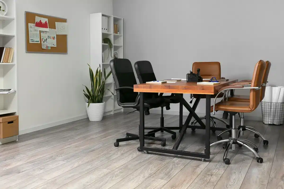 Salle de réunion équipée d'une table en bois robuste et de fauteuils ergonomiques pour une reprise efficace de mobilier de bureau.