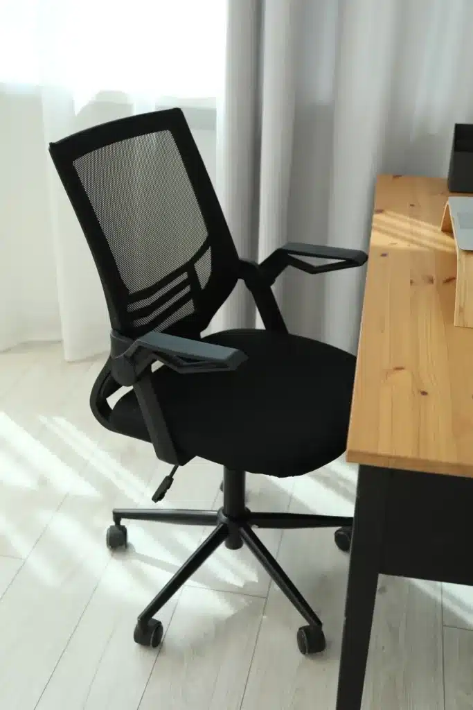 Chaise de bureau en filet noir, design moderne et fonctionnel, idéale pour les entreprises optant pour la reprise de mobilier de bureau.